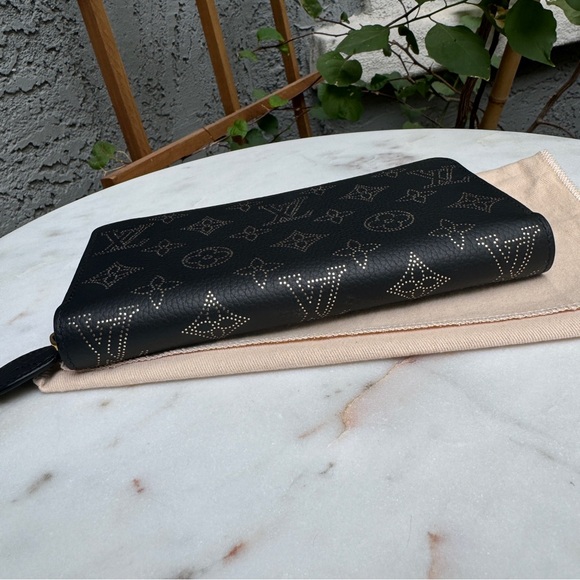SOLD Louis Vuitton Limited Edition Constellation Mahina Leather Zippy Wallet NM - Picture 7 of 16